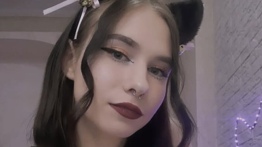 ArleenIzzy live cam model on MistressWorld