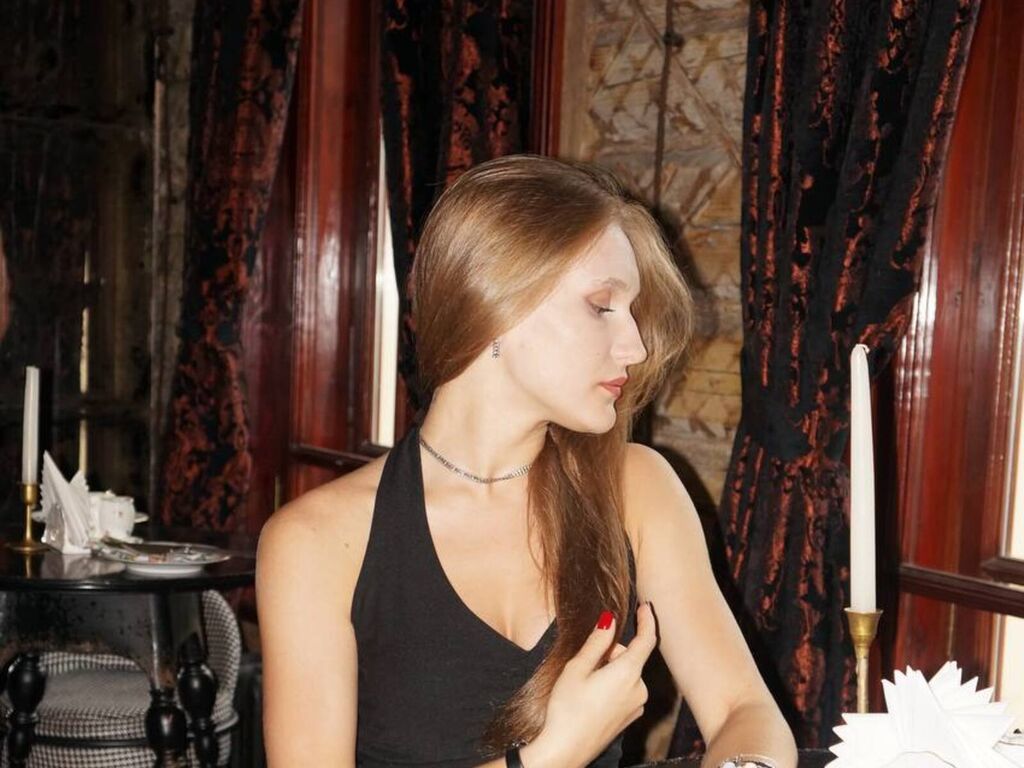 LatrinaBrounson Nude