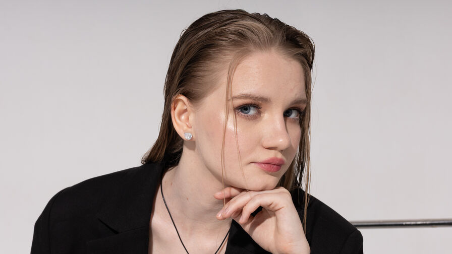 Discover ChloeMillis VIP show