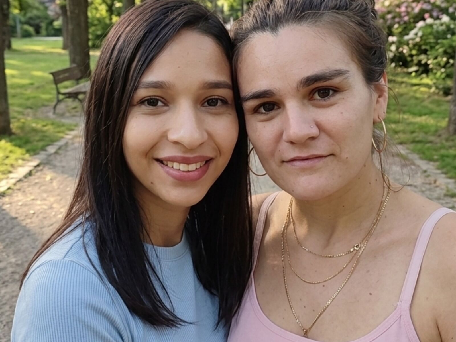 Live cam for LauryAndLina