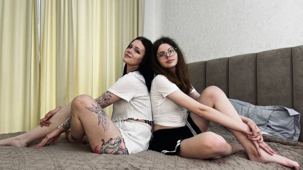 LynnAndGina live cam model at LiveJasmin