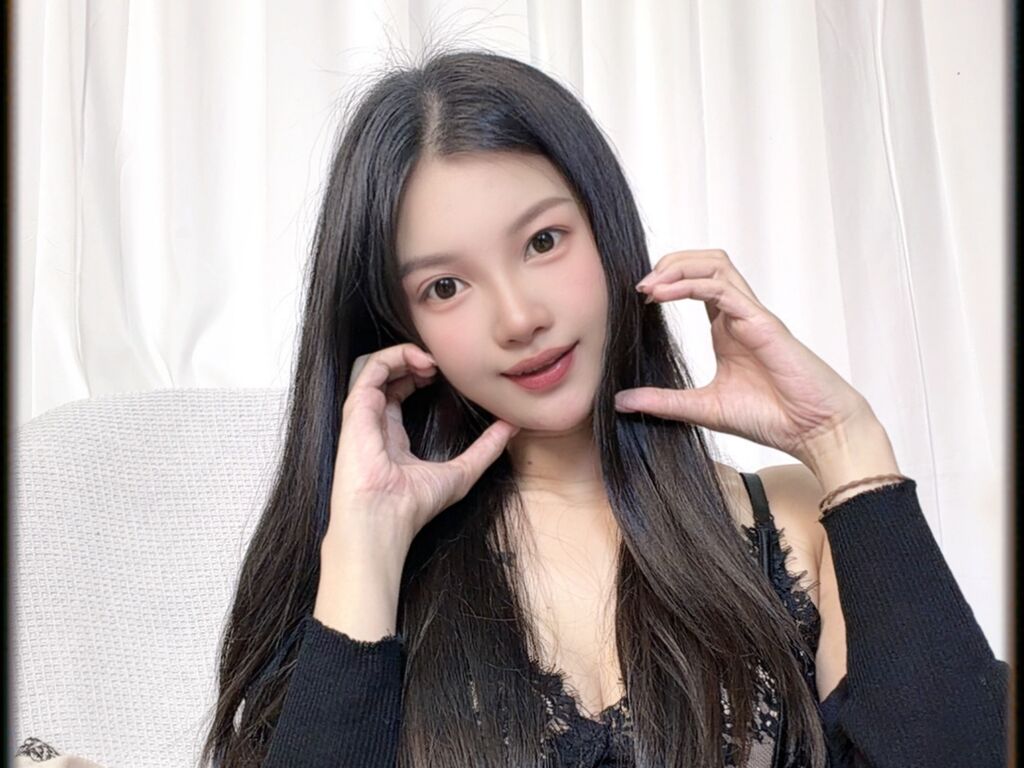 LunaHesire one on one girl cam profile