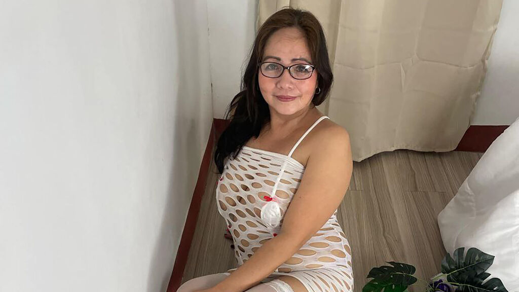 TinnaTao live cam model at LiveJasmin