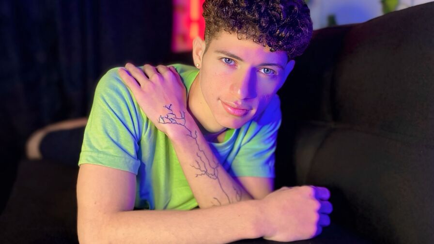 Watch MattiaFontaine on AsianSexSite.net