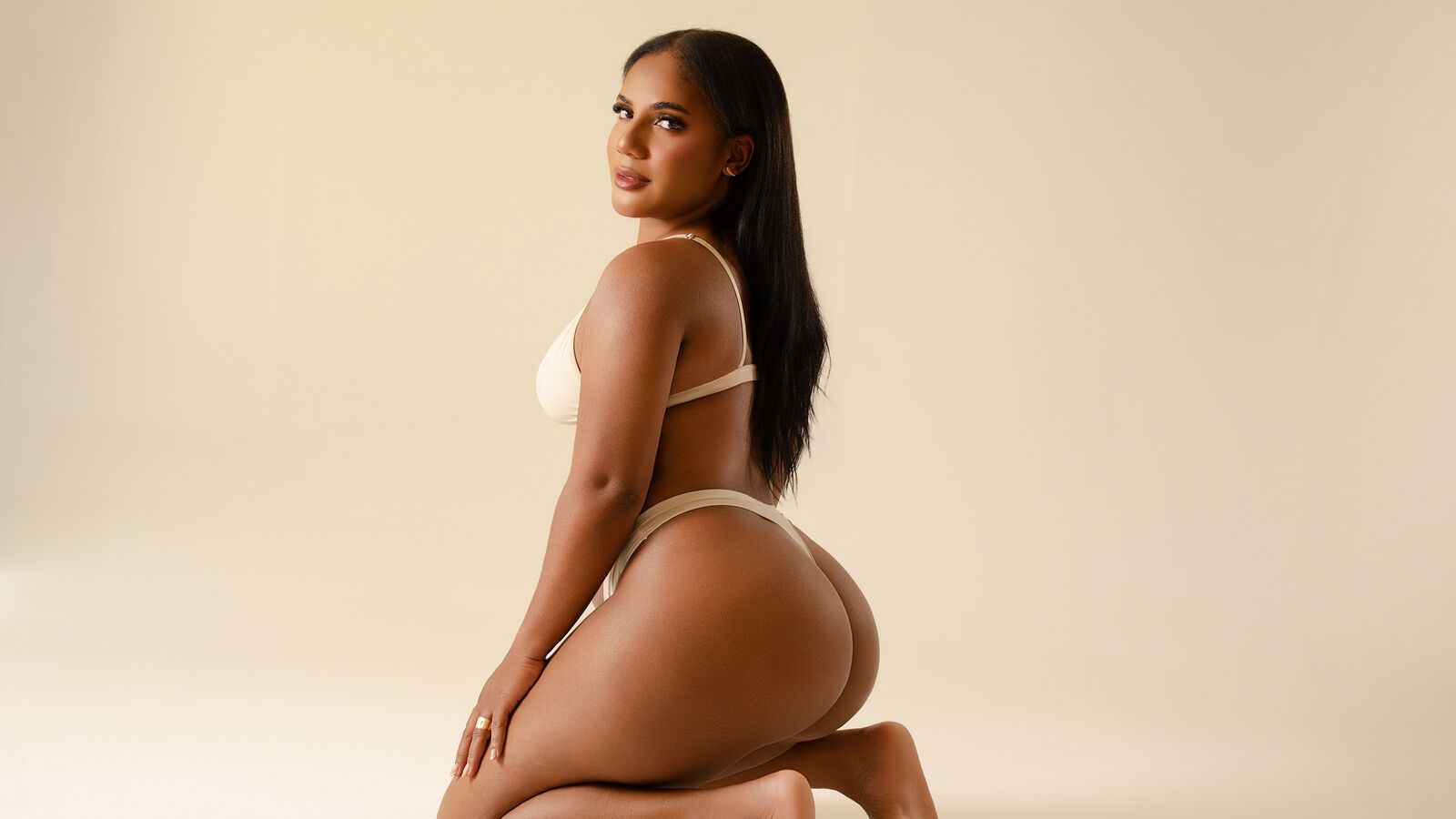 NahomiGrant erotic portrait