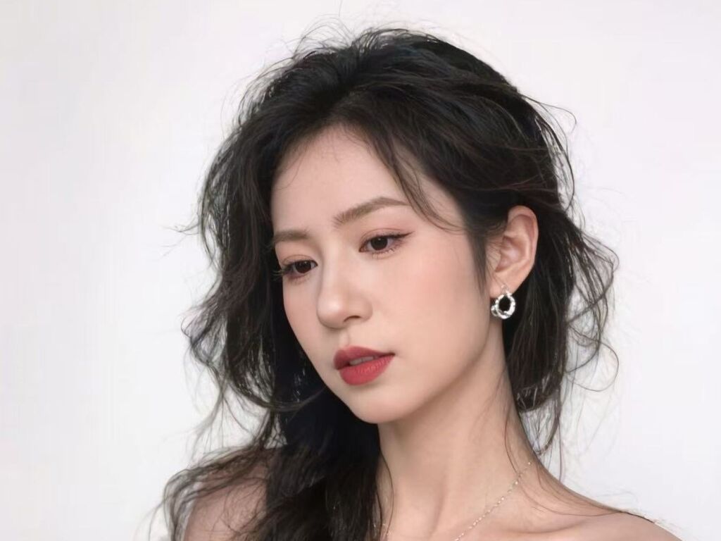 AnnLinMei model profile storefront photo