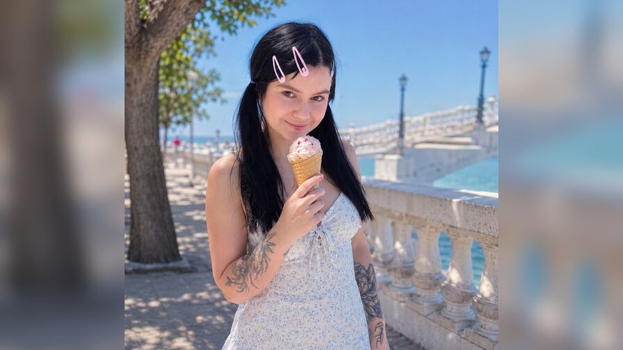 See LilAmelie’s Cam Show Now
