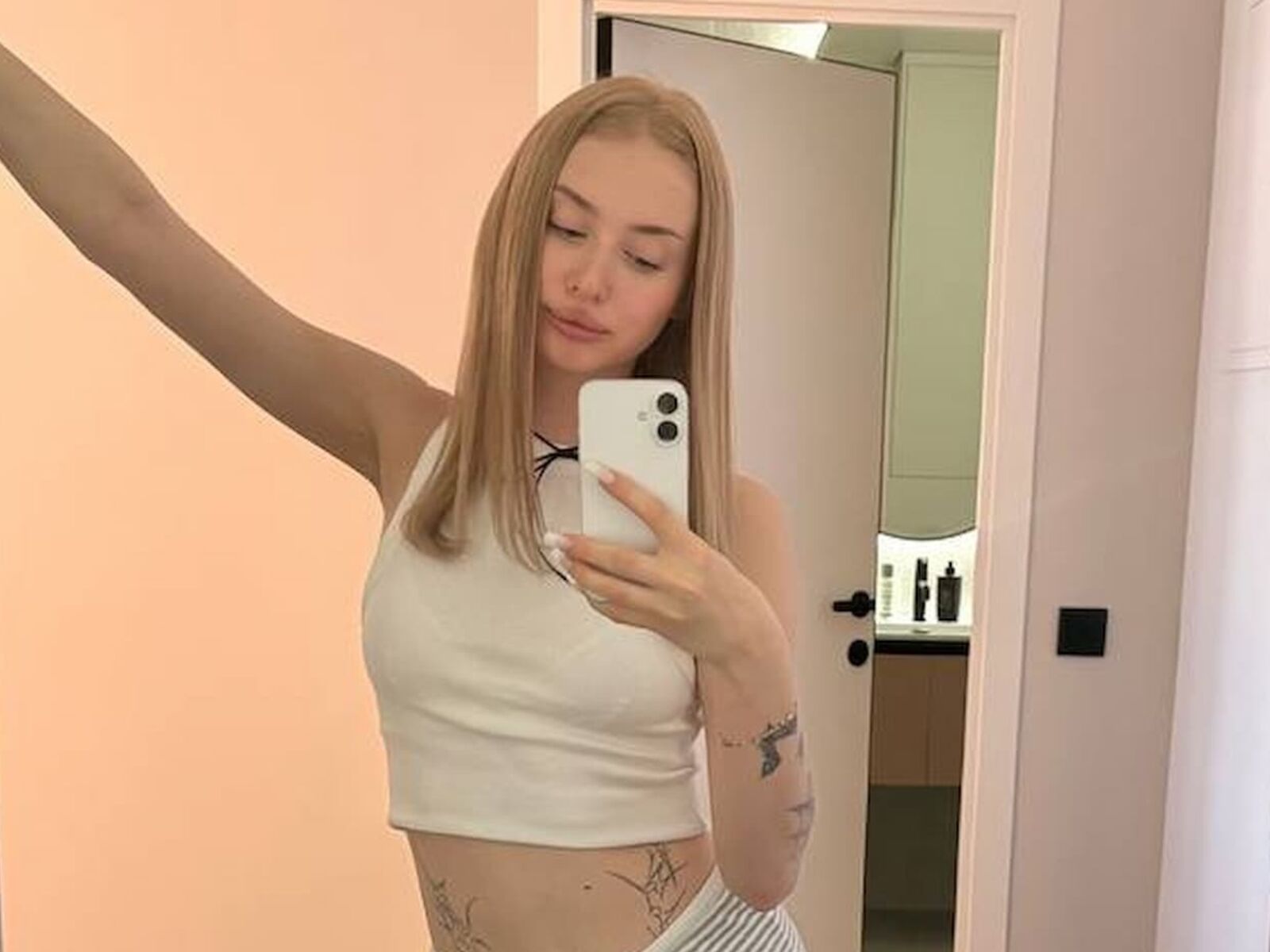 Live cam for LumeyaLune