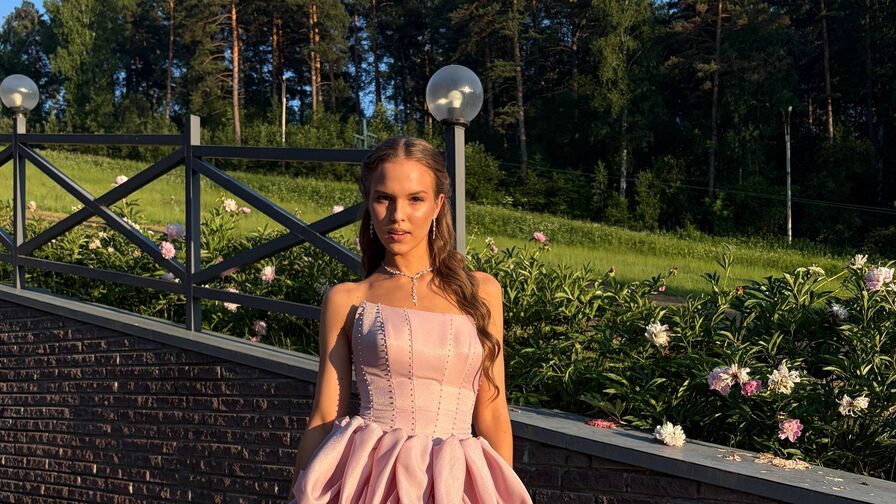 Chat With MirianaFarris Now