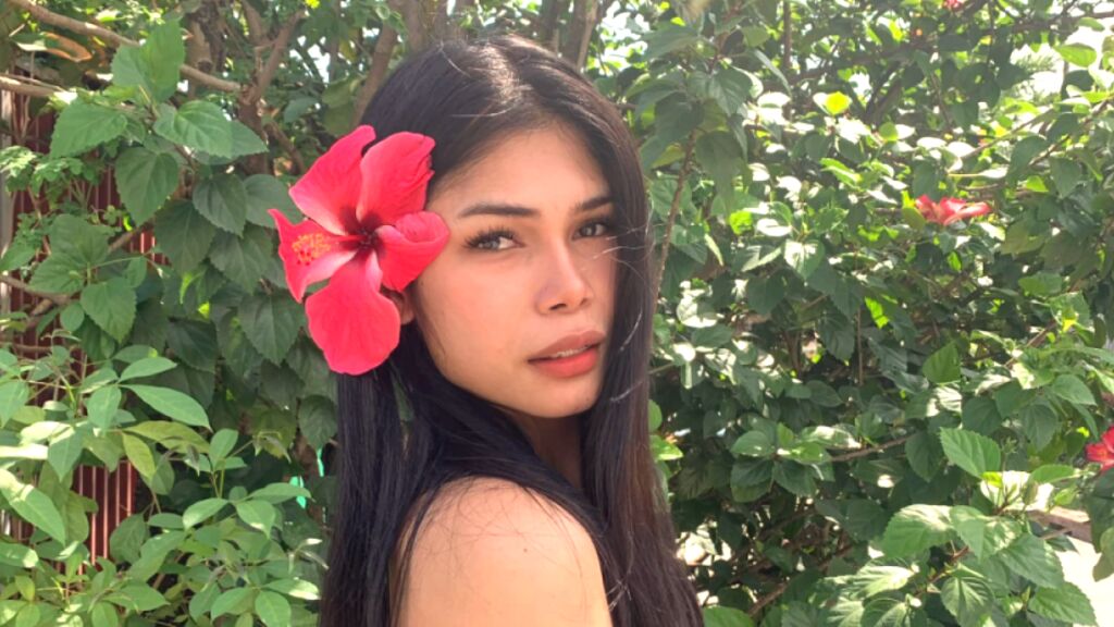 IzzyCollins live cam model at LiveJasmin