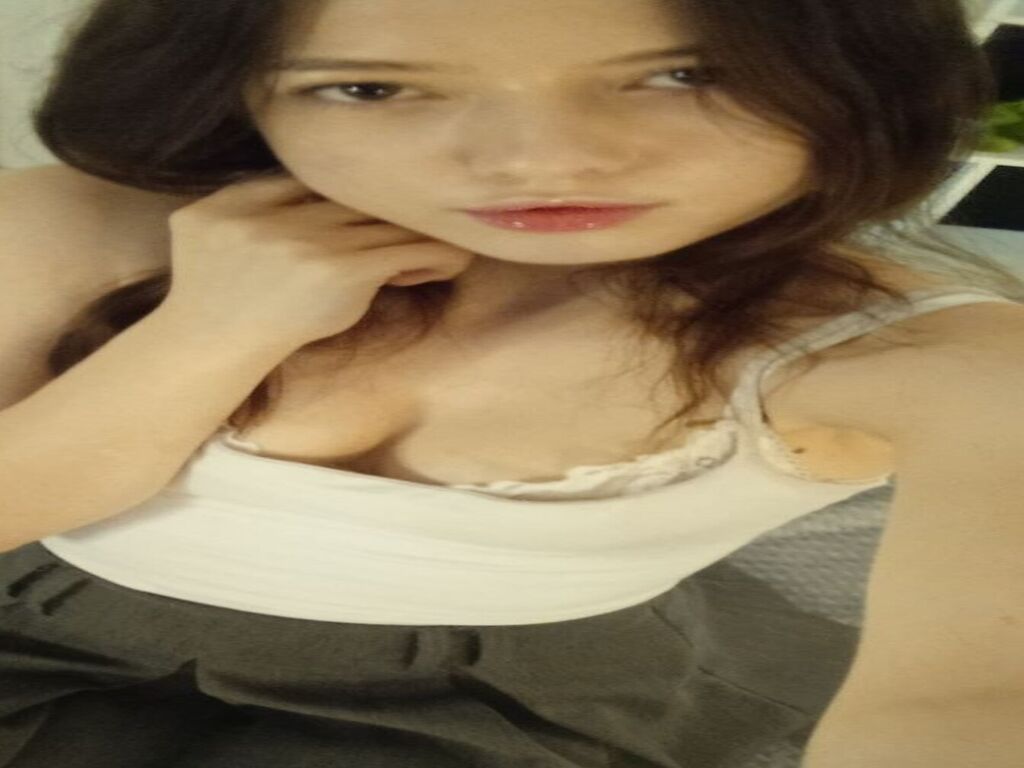 LannieMckell one on one girl cam profile