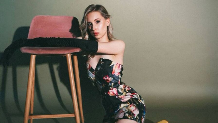 Watch AngelikaLarson live on ZS Magazine