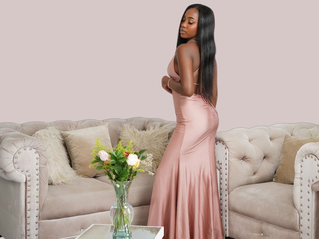 CarlieLyn model profile storefront photo