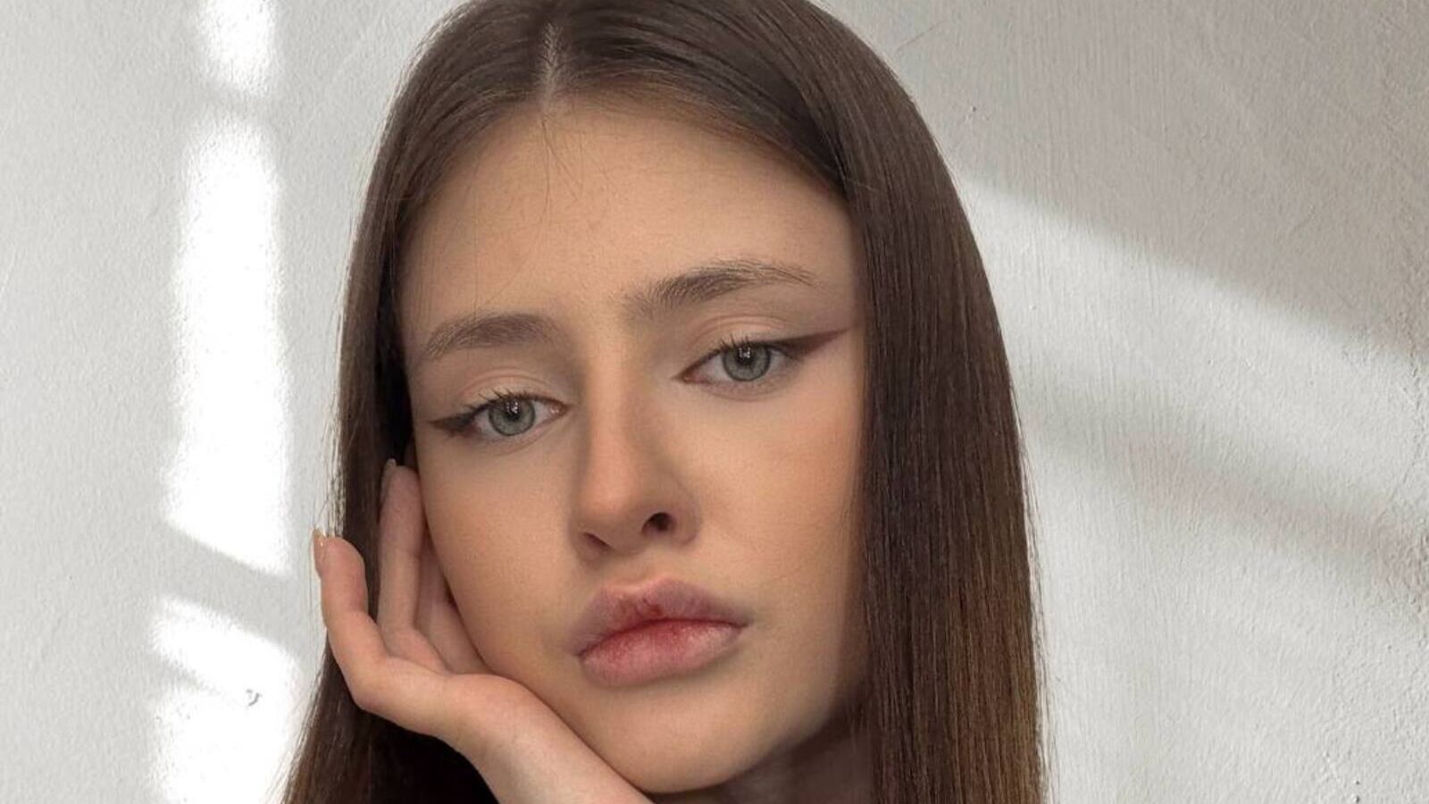 LolaBevys erotic portrait