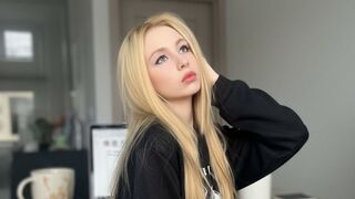 Free Nude VikiHarrison