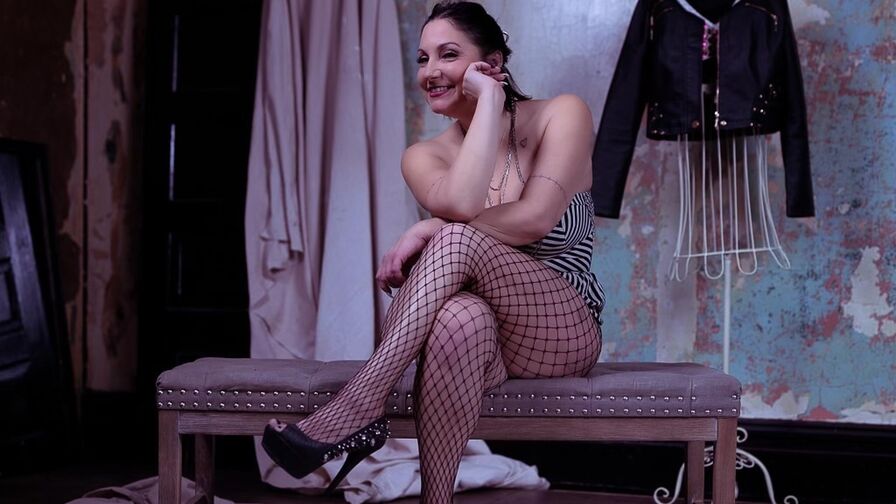 Watch KarleeAnn live on ZS Magazine