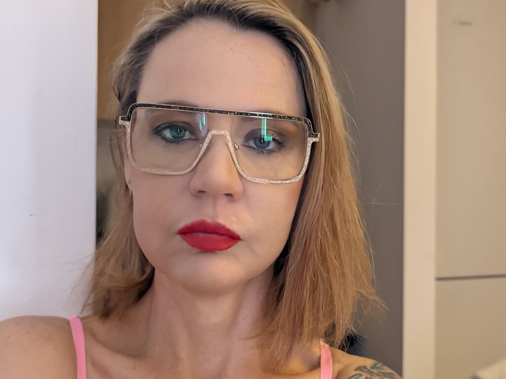 AnnaFourie mature webcam room image
