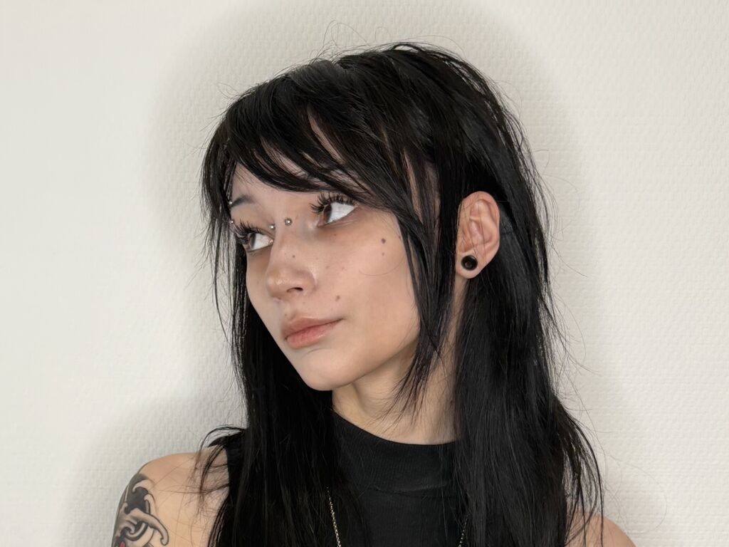IzettaBishel free chat webcam girl