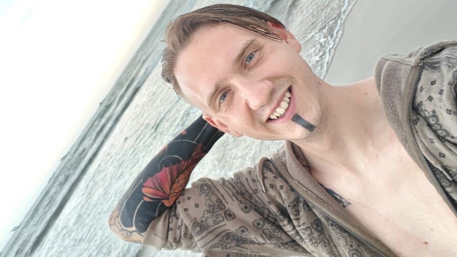 Watch SilentStitch live on Hundesider