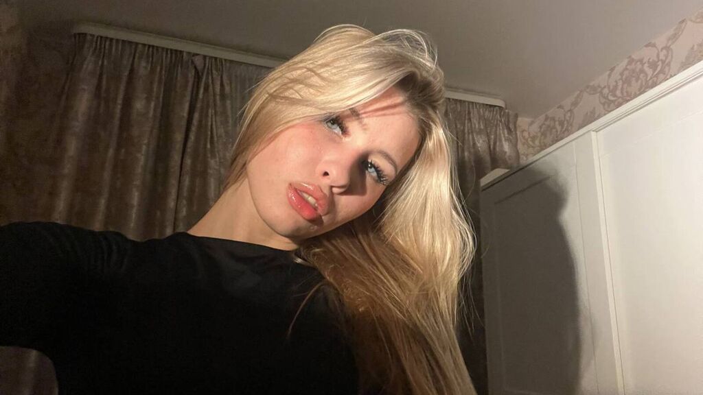 Live Chat with RowanBellamy on LiveJasmin