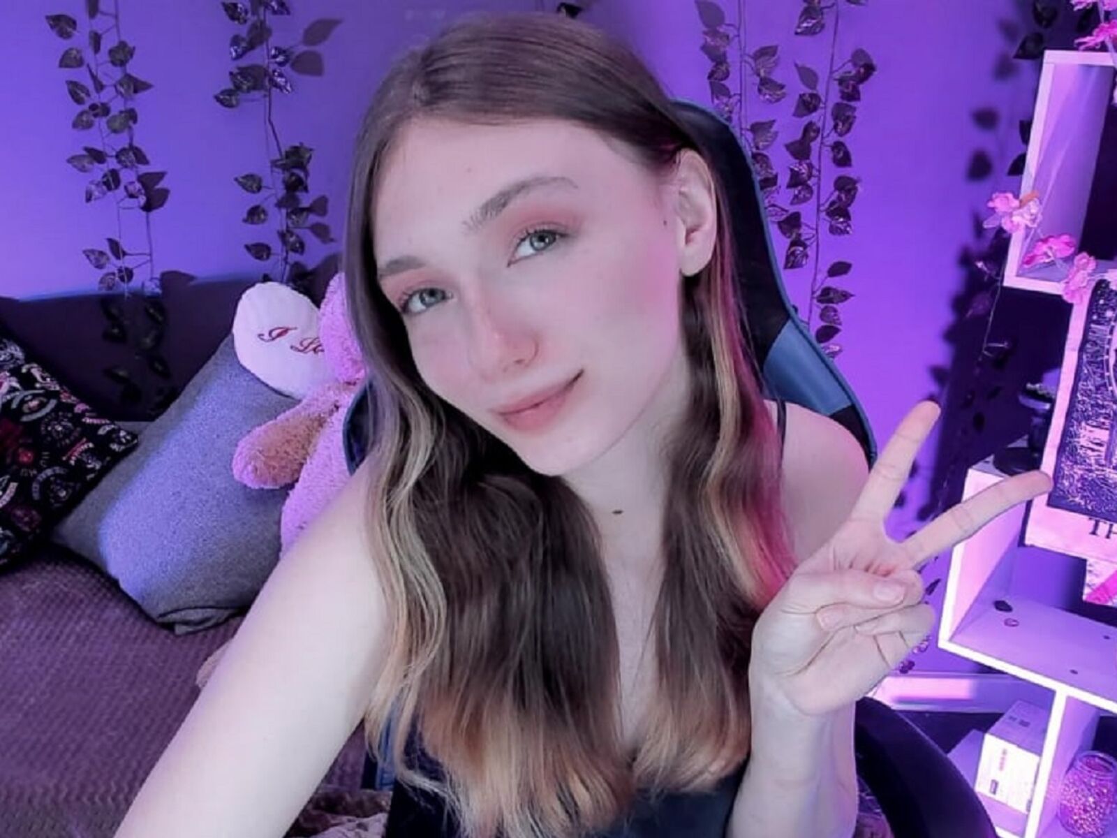 Live cam for MollyMosley