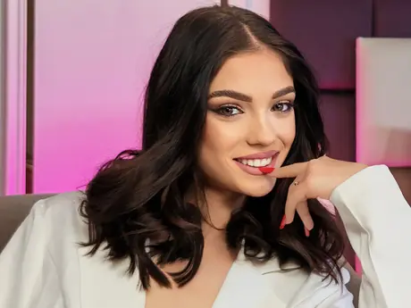 Chat with AmiraJolie