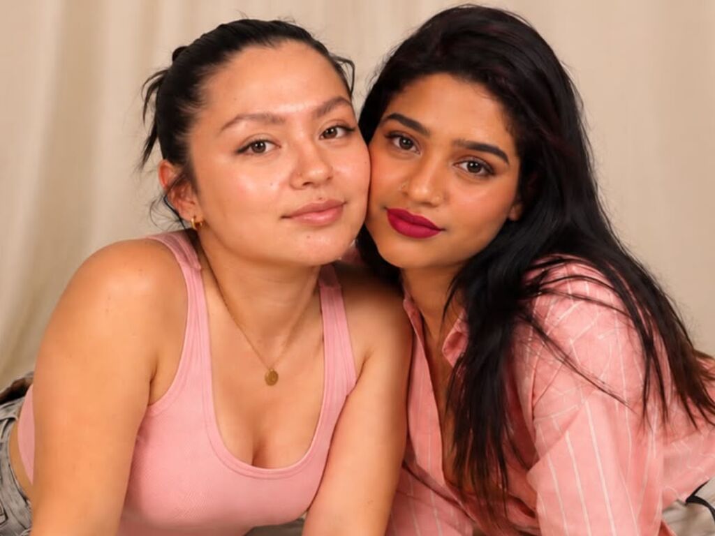 LiaAndBiana live lesbian webcam preview