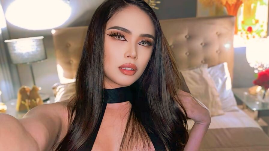 Watch CarmilaHampton live on ZS Magazine