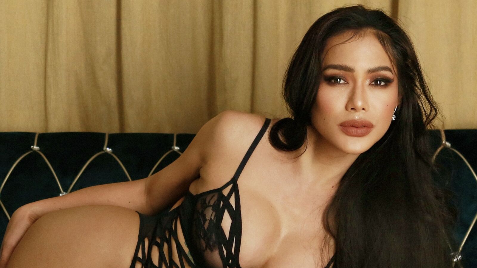 KikisBrown erotic portrait