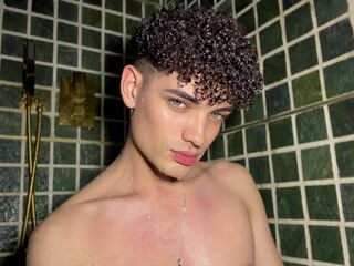 VillyXin age 19