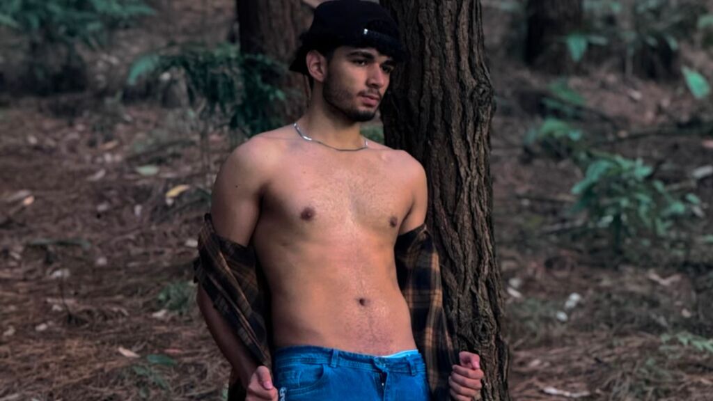 Chat with LucasTomson on Live Jasmin