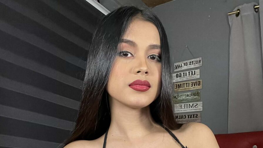 Watch AdriannaHearth live on Hernude