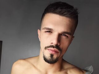 DonyBrown is a webcam model from Romania age 32