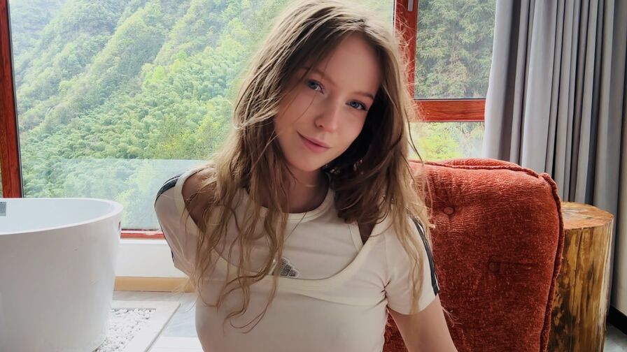 Watch AlexandraHariis live on ZS Magazine