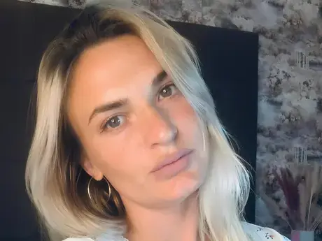 Chat with EllieMaryn