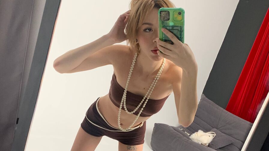 LessieChenette's live cam