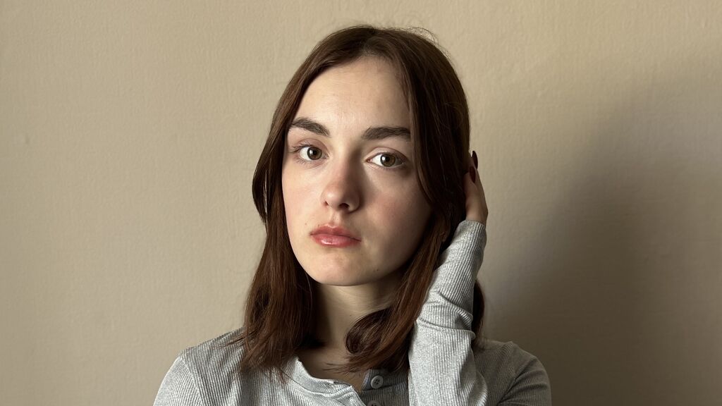 Watch LouanneNading live on cam at LiveJasmin