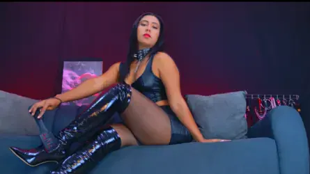 LuciaStones's chat room