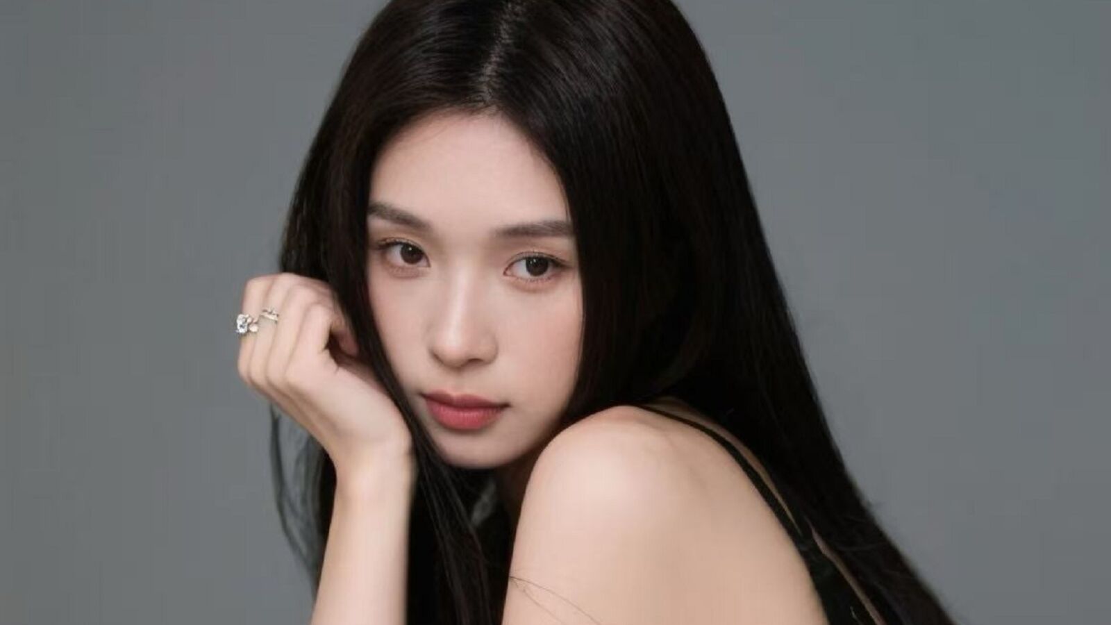 ZhiYue erotic portrait