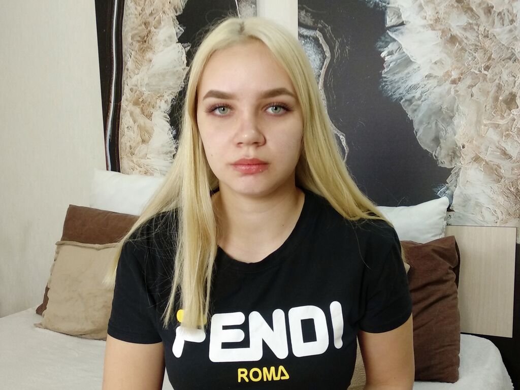 MonicaLeylo's live cam