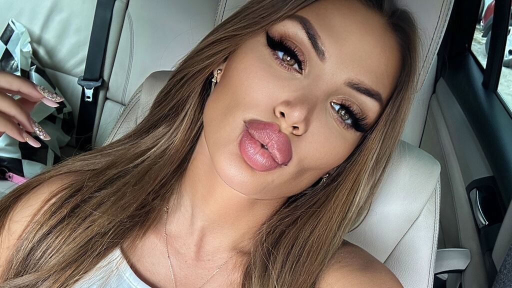 LeticiaLoren live cam model at LiveJasmin