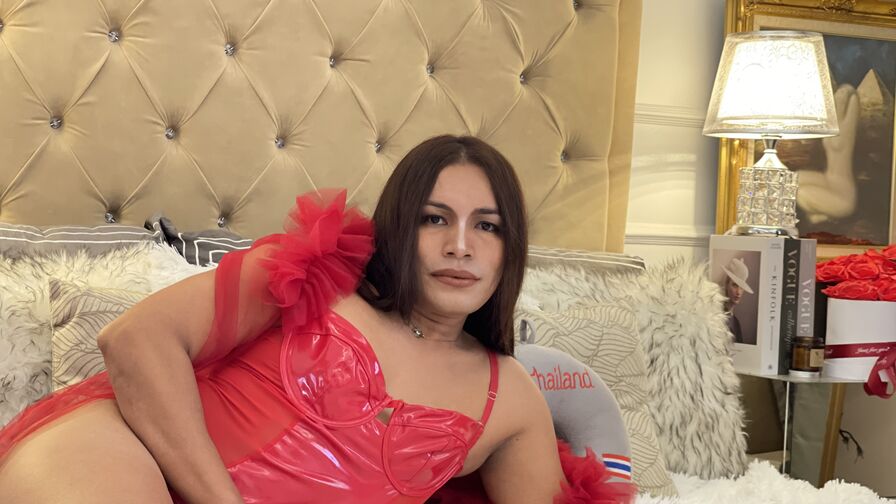Watch CarolinaAverya live on ZS Magazine