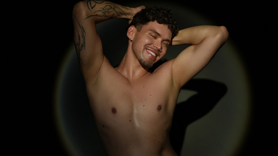 Watch CurlyStars live on airporn.net