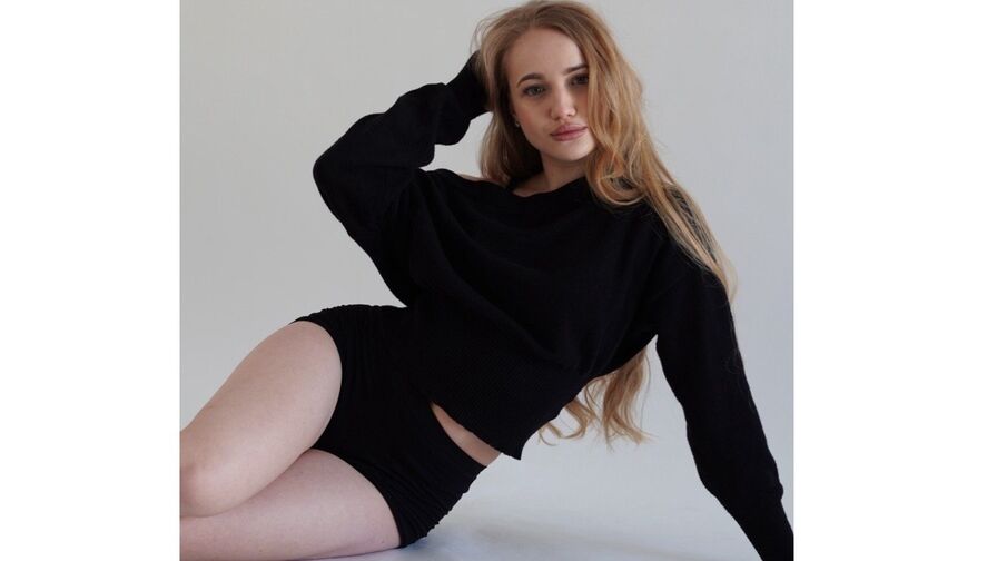 Watch EmilyMontclaire live on ZS Magazine