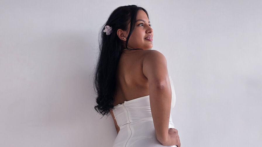 Watch ChloeThomp live on ZS Magazine