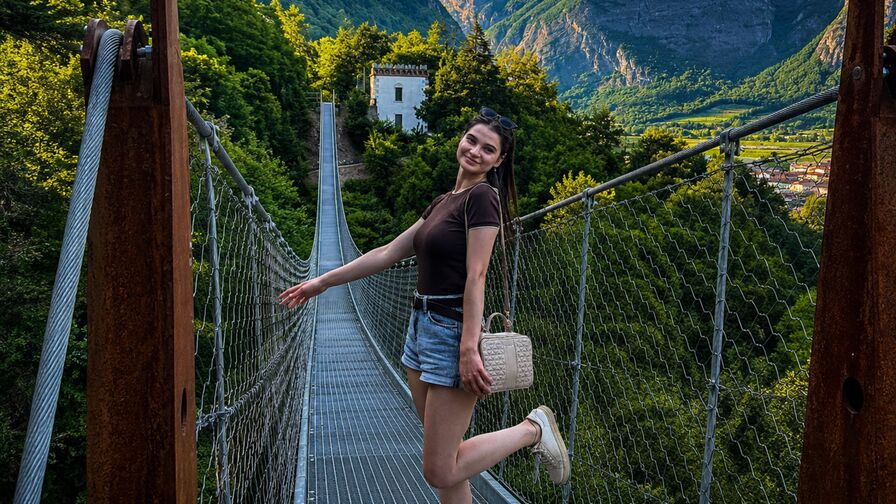 Watch LeylaRosari live on The Edge Private