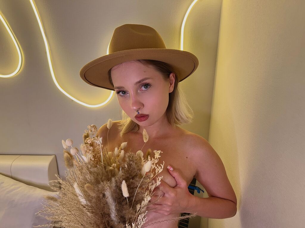 Discover CandiceKingz from LiveJasmin