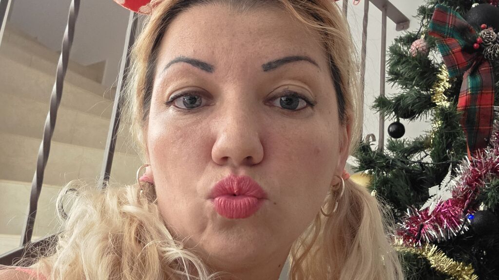Watch  RoseStifer live on LiveJasmin