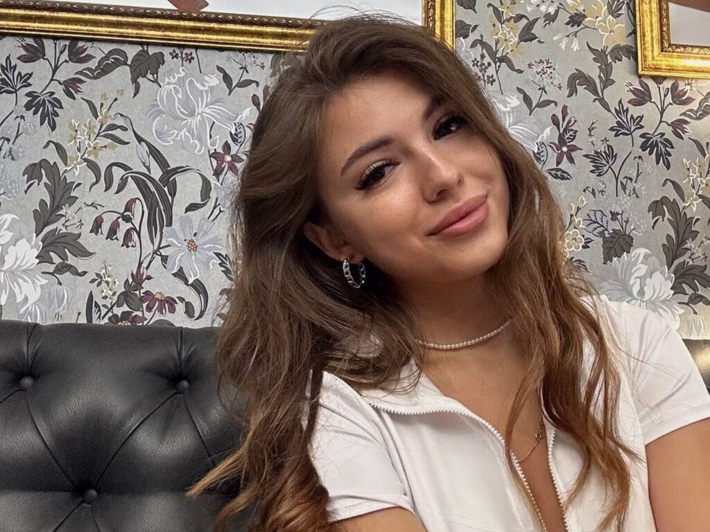 AryaMirelle webcam show