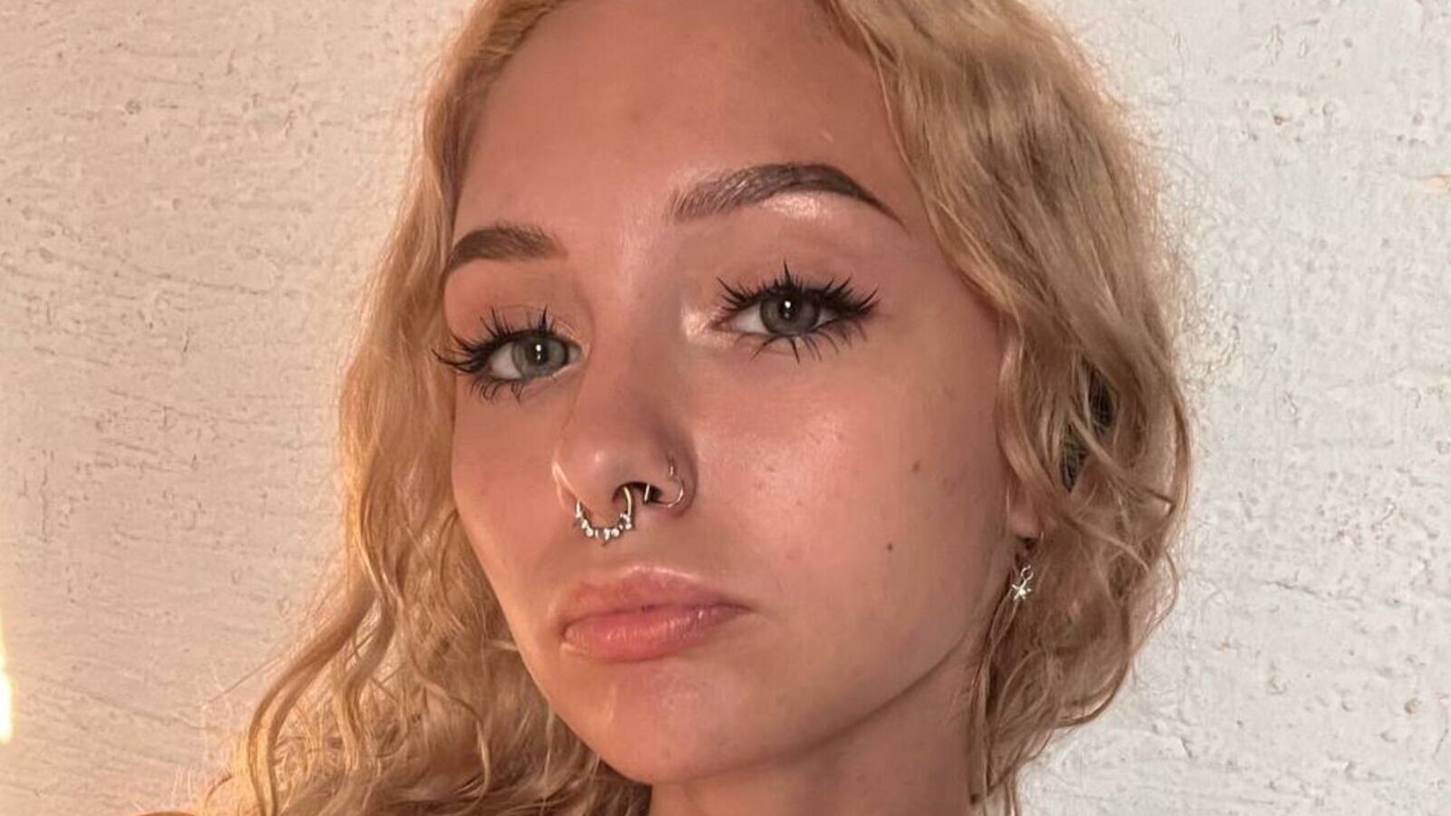 EliseHulvey erotic portrait